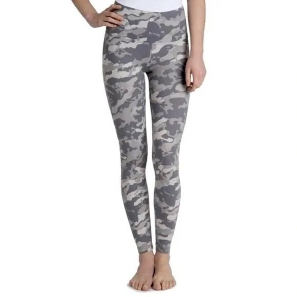 Lyssé Tummy Control Camo Ankle Leggings in Gray - Size Small